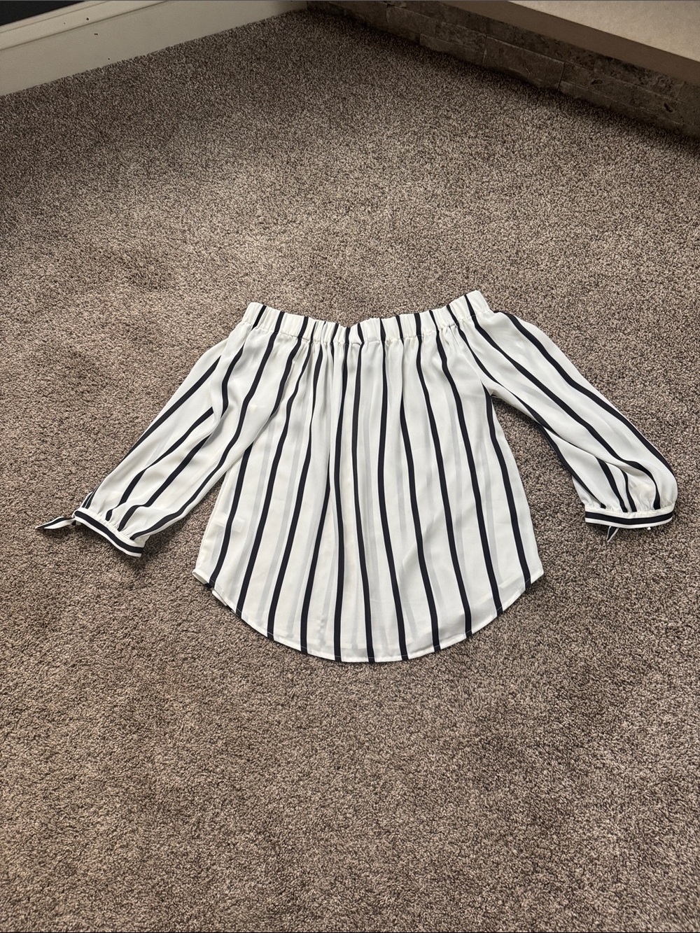Express Striped Off-Shoulder Blouse in White & Black Size Small Womens EUC